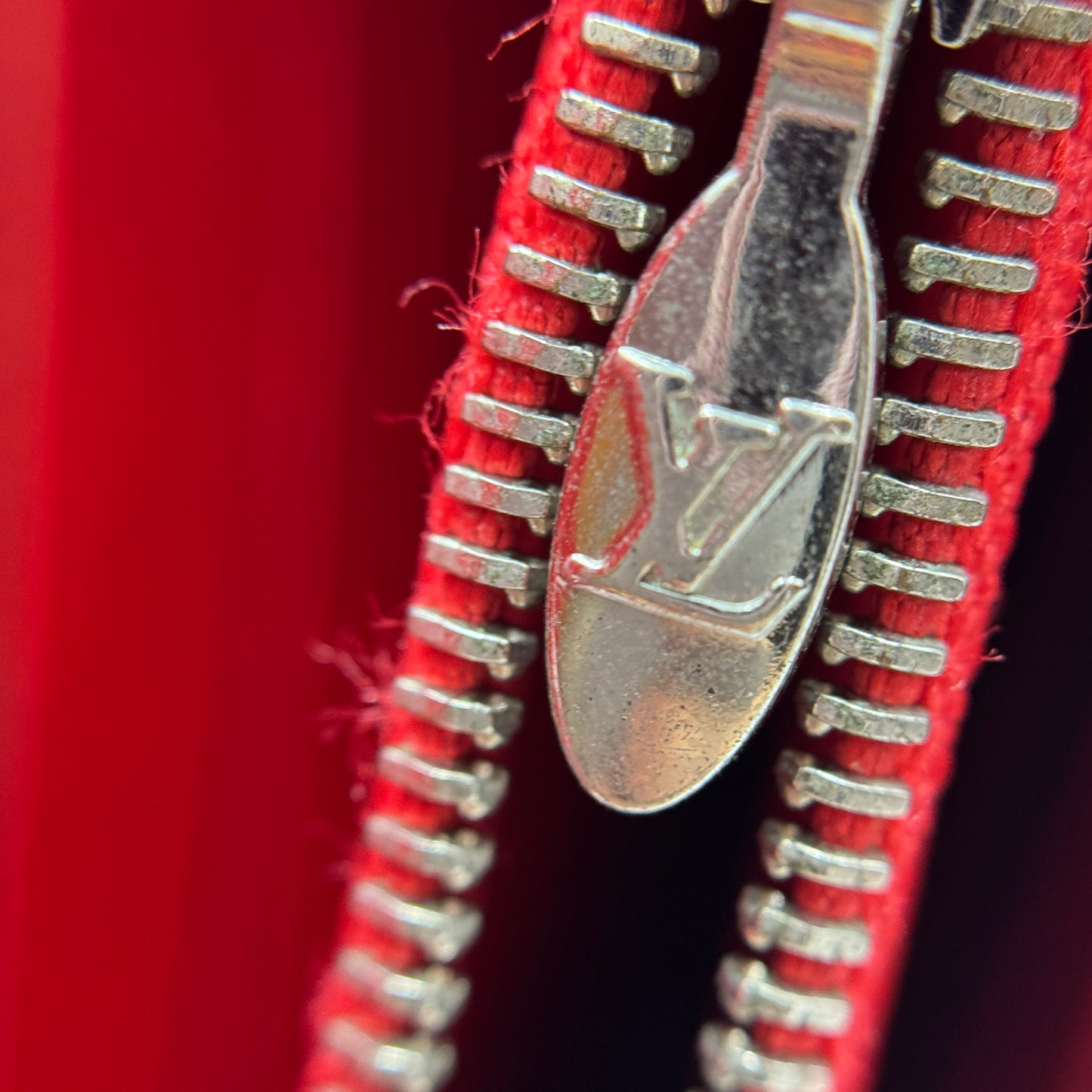 Coquelicot Epi Leather Twist Walle