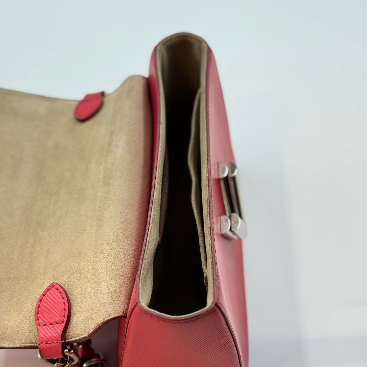 Louis Vuitton Epi Twist MM — view 4 of 8 Epi Twist MM, view 4 of 8