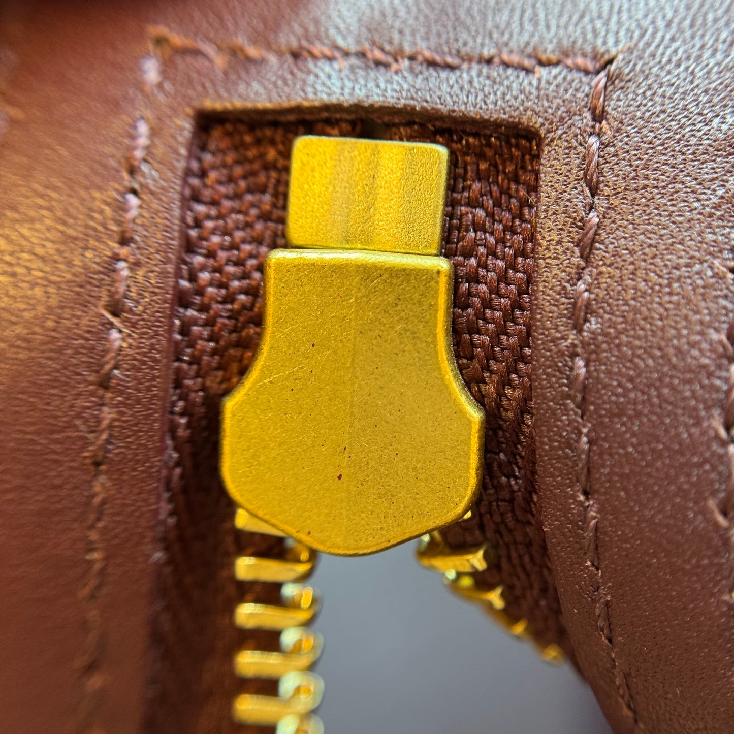 Satin Baby Grained Calfskin Small Trapeze Carmin