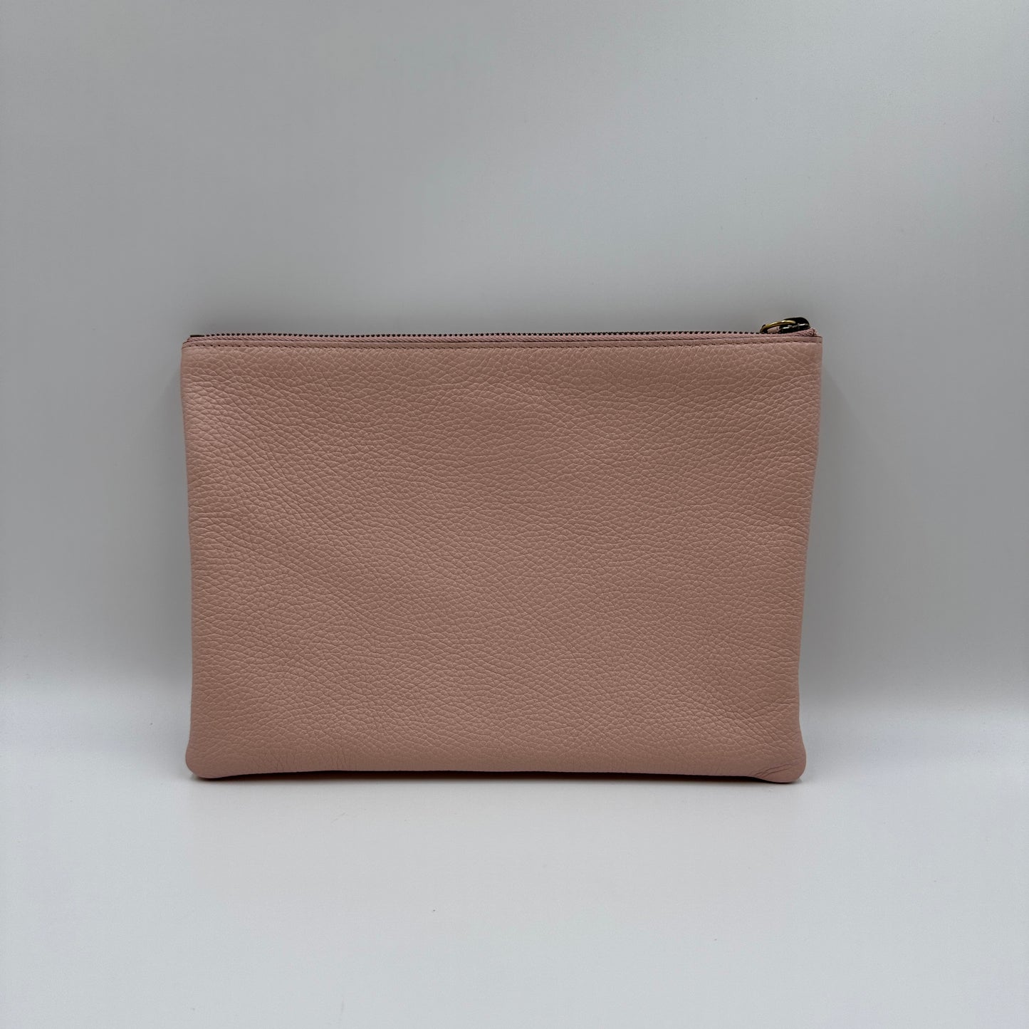 Gucci Blind For Love Zipped Pouch Bag in Pink Leather