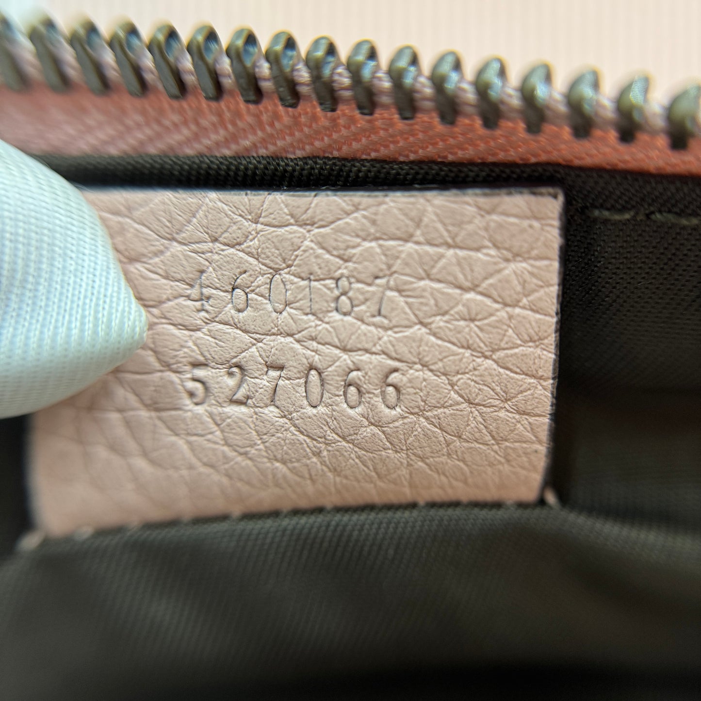 Gucci Blind For Love Zipped Pouch Bag in Pink Leather