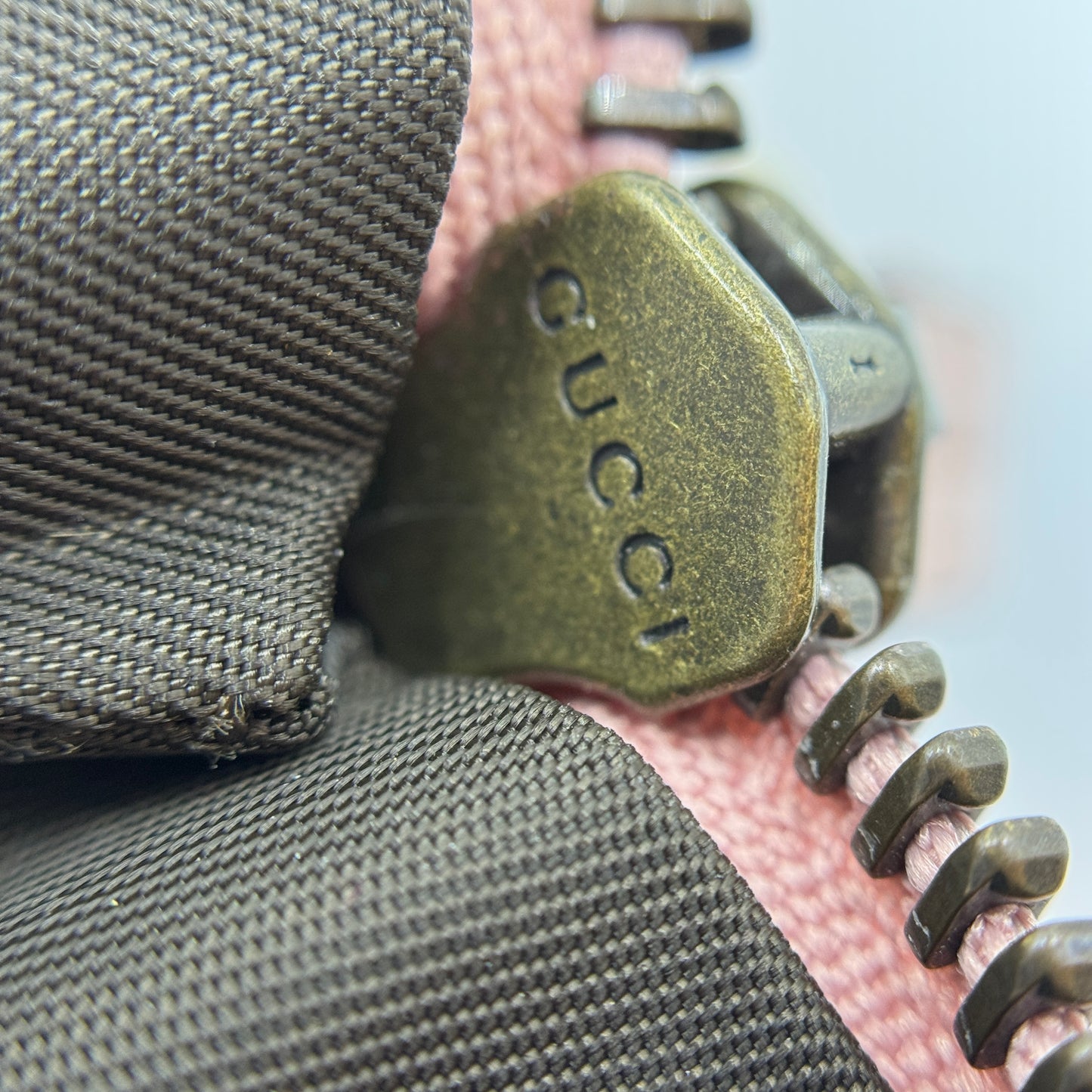 Gucci Blind For Love Zipped Pouch Bag in Pink Leather