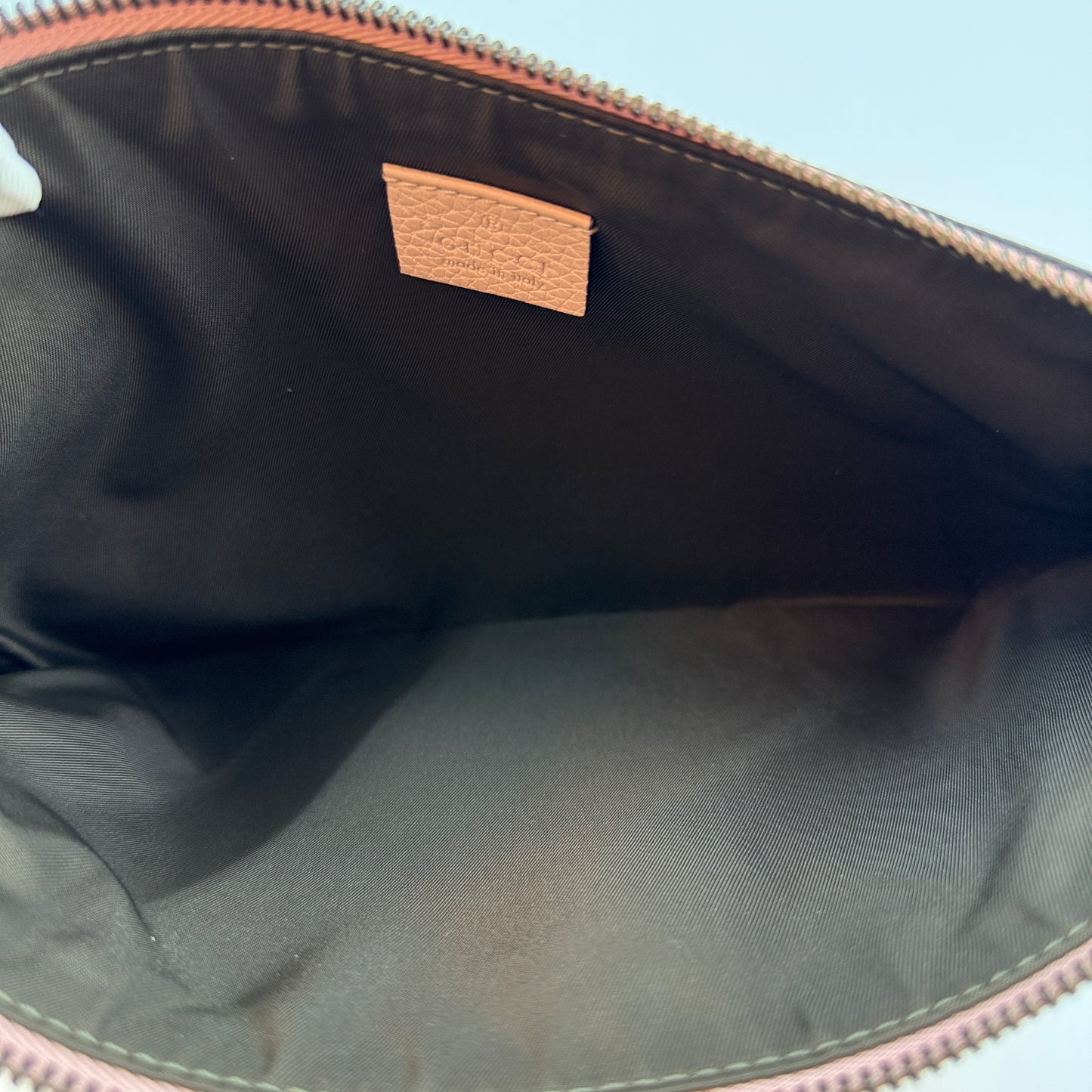 Gucci Blind For Love Zipped Pouch Bag in Pink Leather