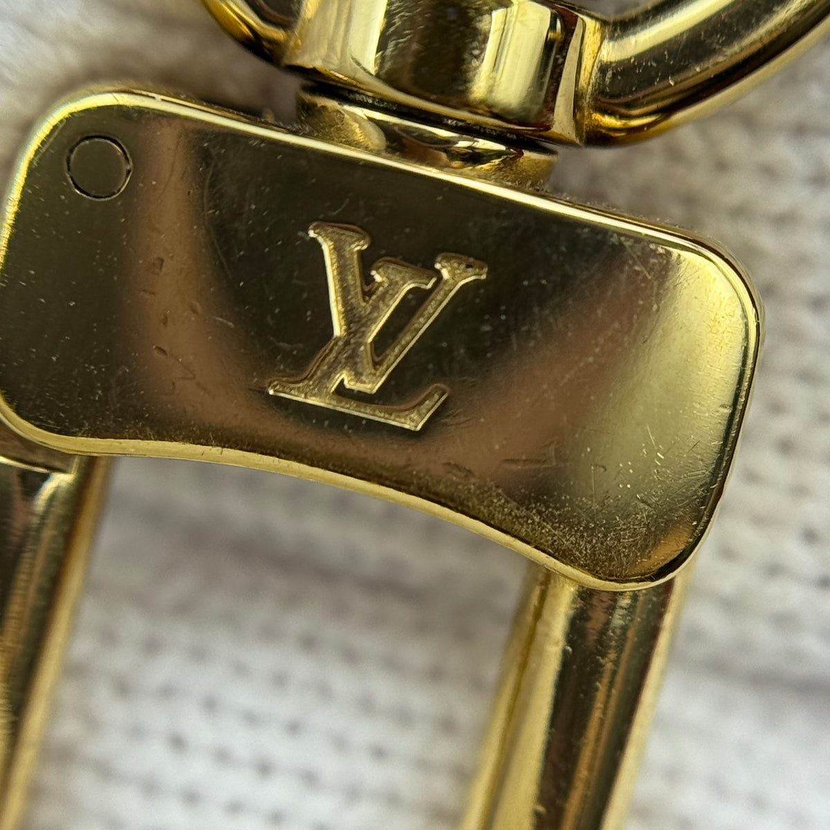 Louis Vuitton Reverse Monogram Giant Onthego MM Microchipped — view 6 of 9 Reverse Monogram Giant Onthego MM Microchipped, view 6 of 9