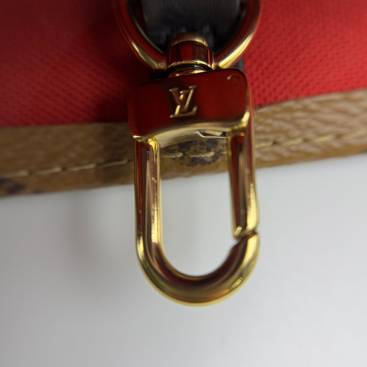Louis Vuitton Reverse Monogram Giant Onthego MM Microchipped — view 5 of 9 Reverse Monogram Giant Onthego MM Microchipped, view 5 of 9