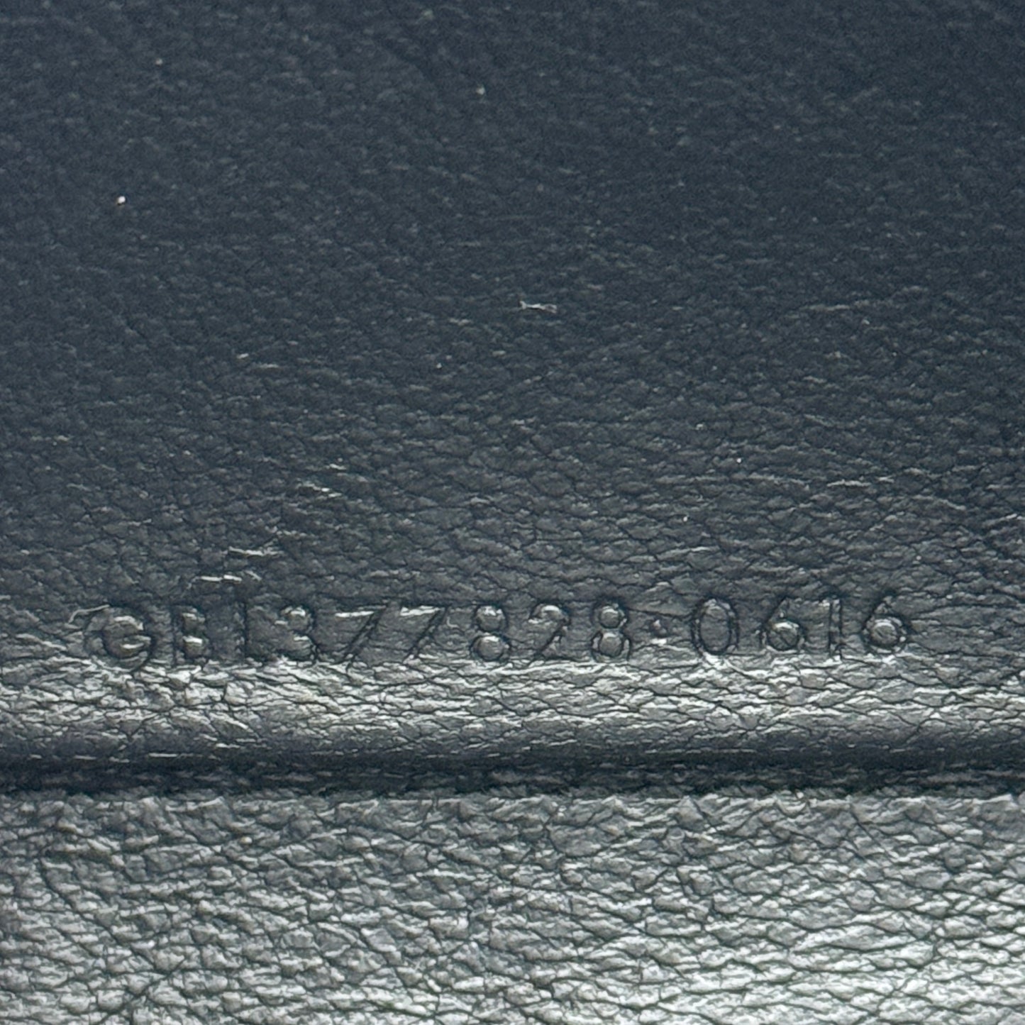 CLASSIC CASSANDRE CHAIN WALLET IN GRAIN DE POUDRE LEATHER