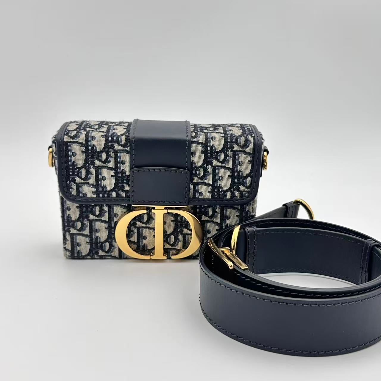 30 Montaigne Box Bag Oblique Canvas